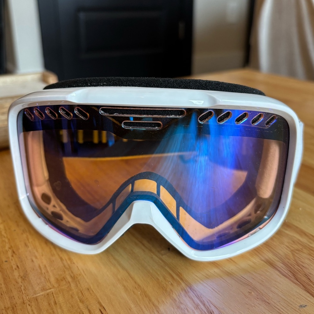 Women’s Smith ski goggles